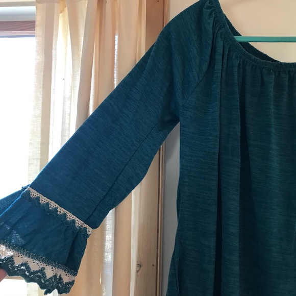 🎈GIFTED🎈double lace sleeve tunic - Picture 3 of 4